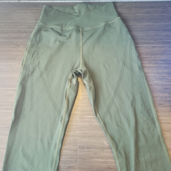 Alphalete Laser Cut Surface Path Legging Olive - Picture 2 of 5
